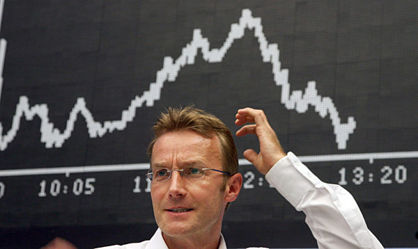Vor der Kurve des DAX gestikuliert ein Aktienhändler am Dienstag (16.09...
