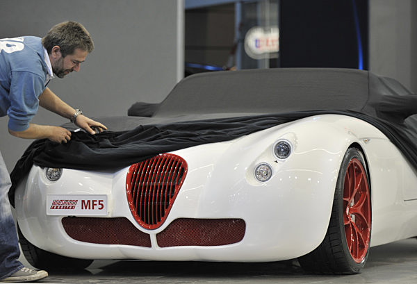 Einen Wiesmann Roadster MF5 deckt dieser Mitarbeiter am Montag (14.09...