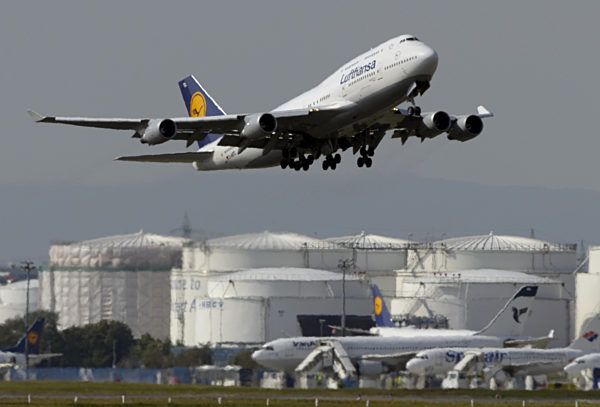 Eine Boeing 747 der Fluggesellschaft Lufthansa startet am Freitag (25.09...