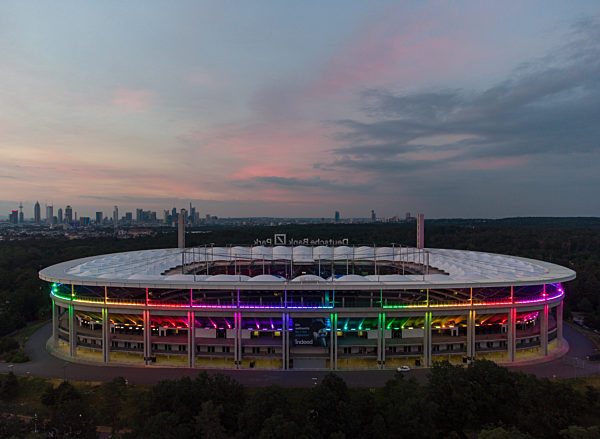Fußball EM - Regenbogen-Beleuchtung in Frankfurt
