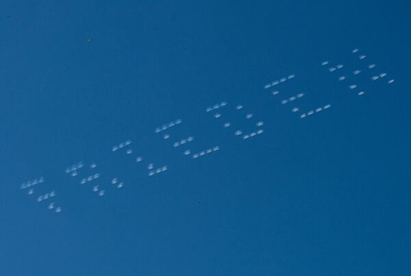 „Frieden“ am Himmel über Frankfurt