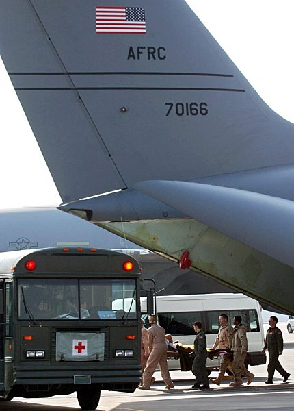 Erste kriegsverletzte US-Soldaten zur Behandlung in Deutschland