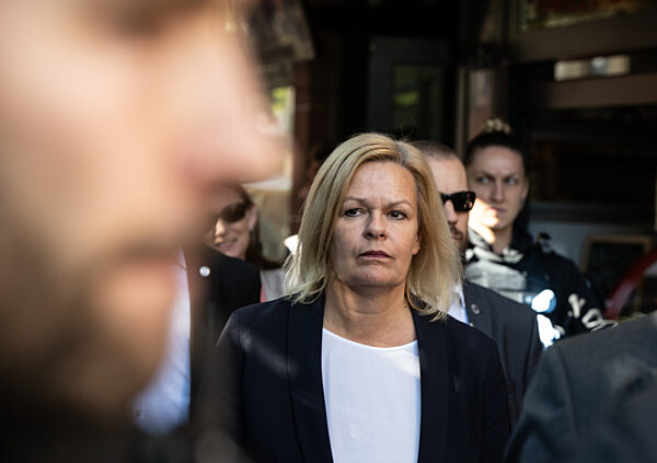 Wahlkampf Hessen - Faeser im Bahnhofsviertel