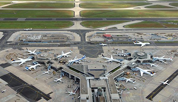 Passagiermaschinen unterschiedlicher Fluggesellschaften warten am Mittwoch...