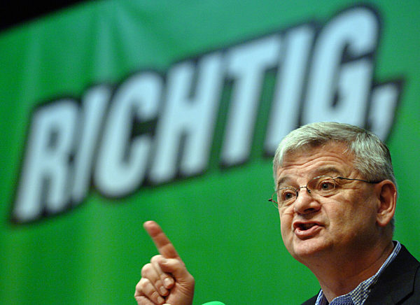 Vor dem Schriftzug "Richtig" spricht Bundesaußenminister Joschka Fischer auf...