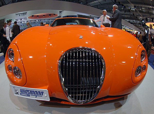 Der wuchtige Kühlergrill eines Wiesmann GT wird am Dienstag (13.09...