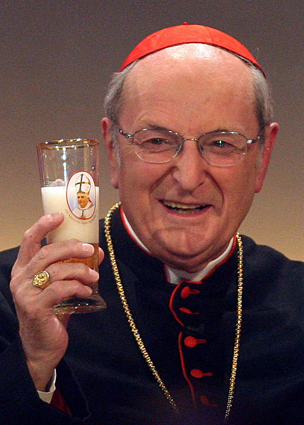 Einen Schluck "Papstbier" genehmigt sich der Kölner Kardinal Joachim Meisner...