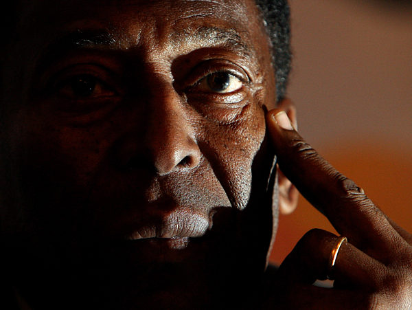 Die brasilianische Fußball-Legende, der Jahrhundert-Fußballer Pele...