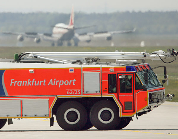 Die Flughafen-Feuerwehr des Frankfurter Rhein-Main-Airports probt am...