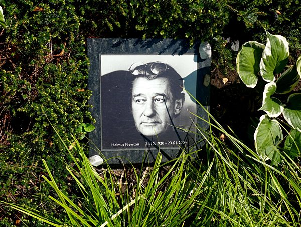 Die Urne mit der Asche von Helmut Newton ist auf dem Friedhof...