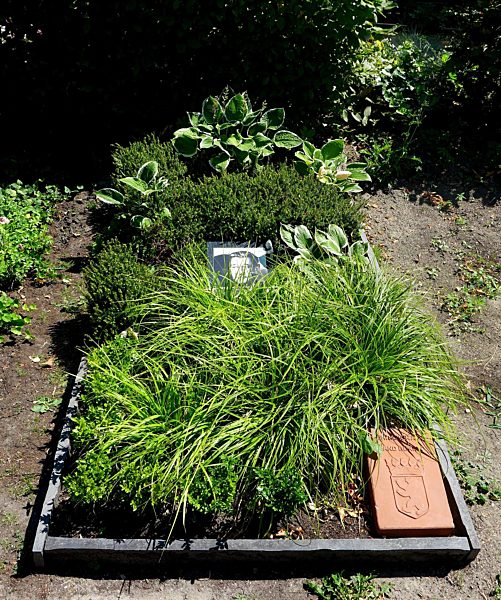 Die Urne mit der Asche von Helmut Newton ist auf dem Friedhof...