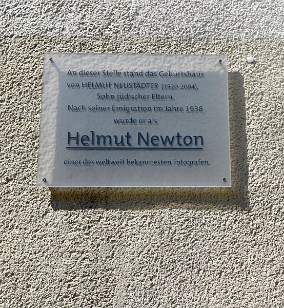 Die Gedenktafel für Helmut Newton am Haus Innsbrucker Straße 24 in...