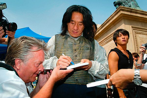 Hauptdarsteller Jackie Chan gibt Autogramme auf dem Berliner Gendarmenmarkt...