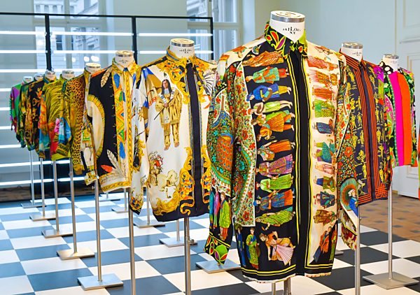 Ausstellungsrundgang mit Exponaten der - Gianni Versace Retrospective 30...