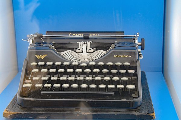 Typewriter, The White Rose, Resistance to NS Dictatorship