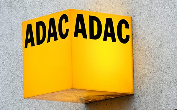 ADAC- Logo und ADAC-Reisebüro