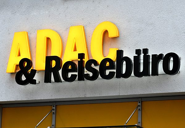 ADAC- Logo und ADAC-Reisebüro