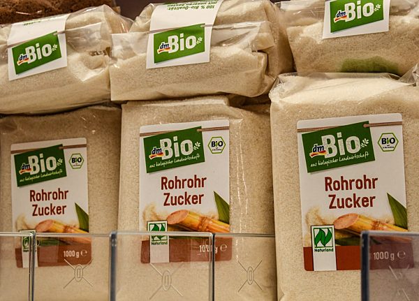 Bio Rohrzucker im Supermarktregal