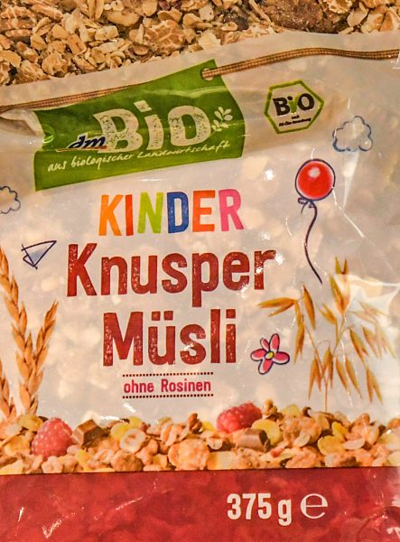 Kinder Knusper Müsli mit Biosiegel  im Supermarktregal.