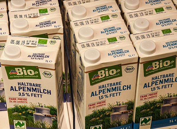 Haltbare Bio Milch, Alpenmilch  im Supermarktregal