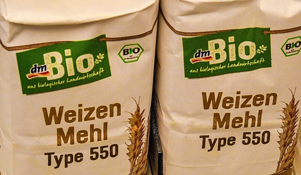 Bio Weizenmehl  Type 550 im Supermarktregal