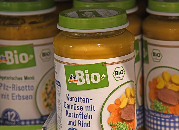 Bio Kinderbrei  im Supermarktregal