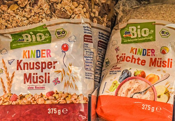 Kinder Knusper Müsli mit Biosiegel  im Supermarktregal.