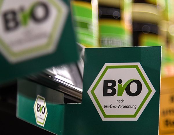 Bio -Logo an einem  Supermarktregal