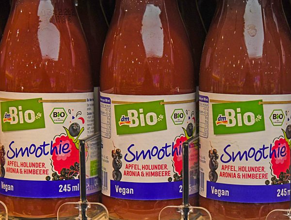 Smoothie mit Biosiegel im Supermarktregal