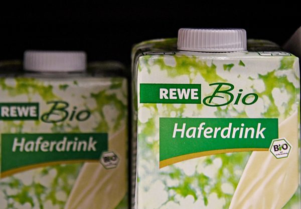 Bio Haferdrink im Supermarktregal.