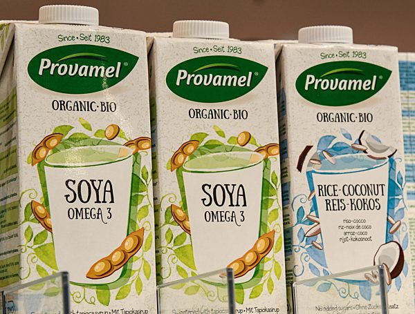 Soyagetränk mit Biosiegel  im Supermarktregal.