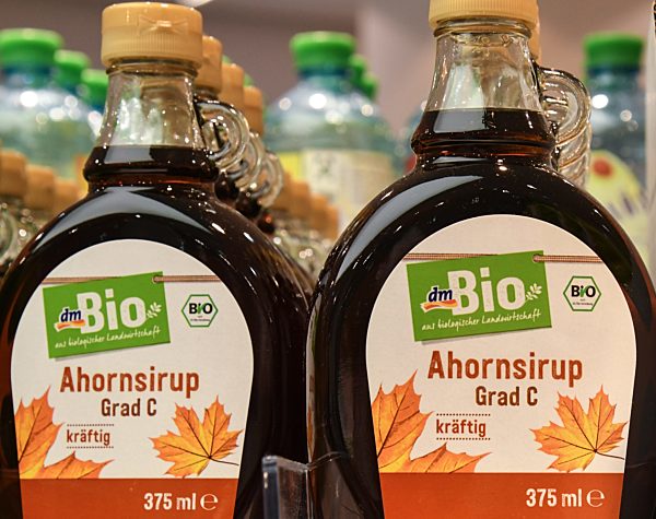 Bio Ahornsirup im Supermarktregal