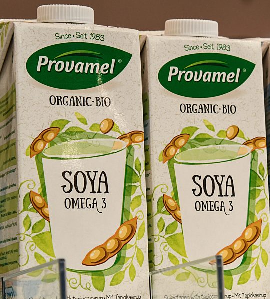 Soyagetränk mit Biosiegel  im Supermarktregal.