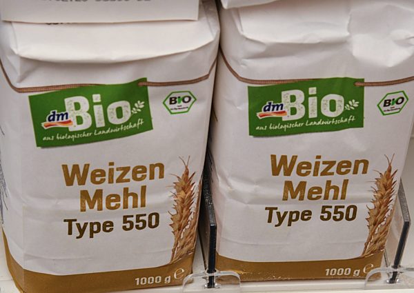 Bio Weizen  Mehl im Supermarktregal