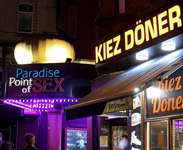 Leuchtreklamen auf der Reeperbahn, Rotlicht, Suendige Meile, Vergnuegungsviertel