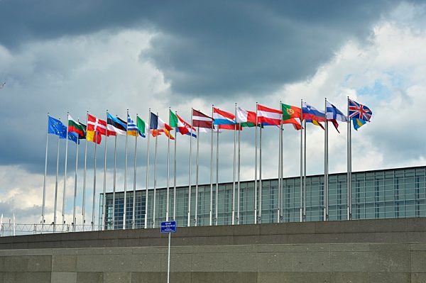 Fahnen wehen vor dem Europaparlament in Strassburg