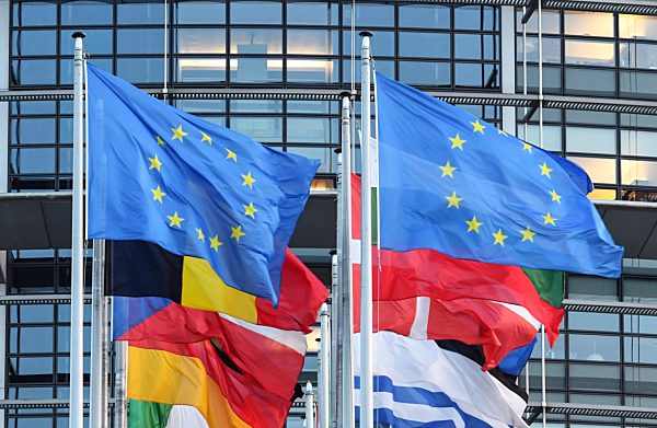 EU- Fahnen wehen vor dem Europaparlament in Strassburg