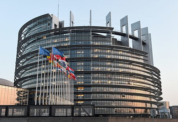 EU- Fahnen wehen vor dem Europaparlament in Strassburg