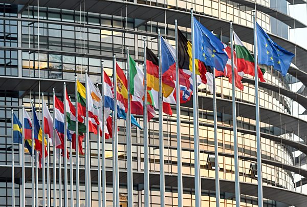 EU- Fahnen wehen vor dem Europaparlament in Strassburg