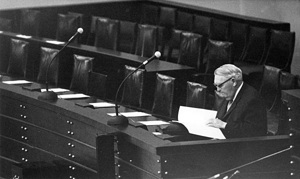 Bundeswirtschaftsminister Ludwig Erhard studiert lange vor Beginn der...