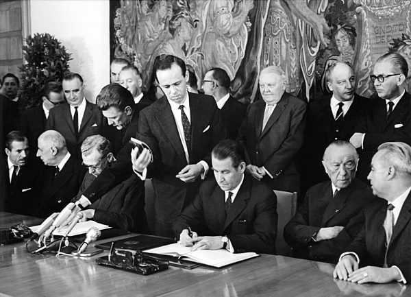 Founding document for German-French youth organization is signed