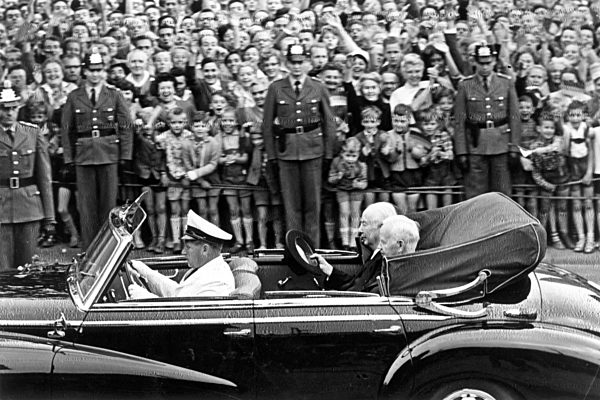 Federal President Theodor Heuss says goodbye to Bonn