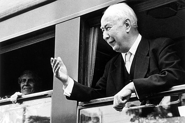 Federal President Theodor Heuss says goodbye to Bonn