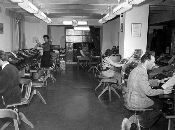 Fernschreibraum der dpa Deutsche Presse-Agentur im Jahr 1955