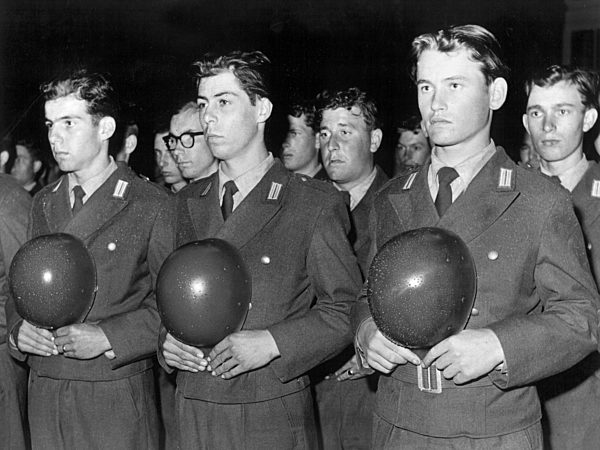 First recruits of the Federal Armed Forces are sworn in