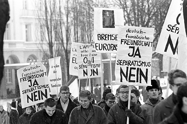 Demonstration in front of French embassy in Bonn, 1963