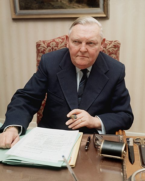 Ludwig Erhard mit Zigarre