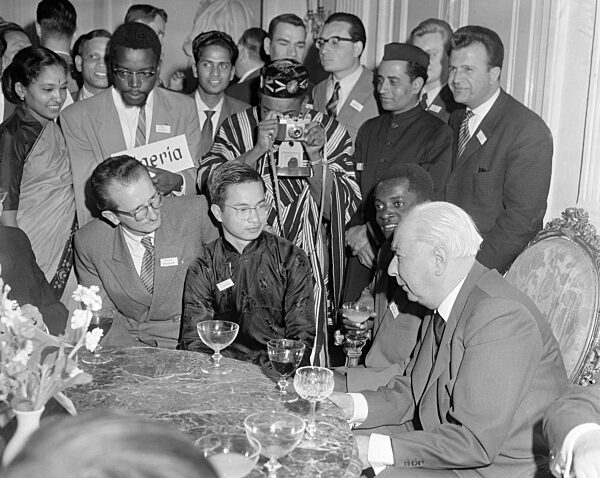 Ausländische Studierende bei Bundespräsident Theodor Heuss