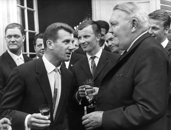 Bundeskanzler Erhard empfängt Deutschen Fussballmeister