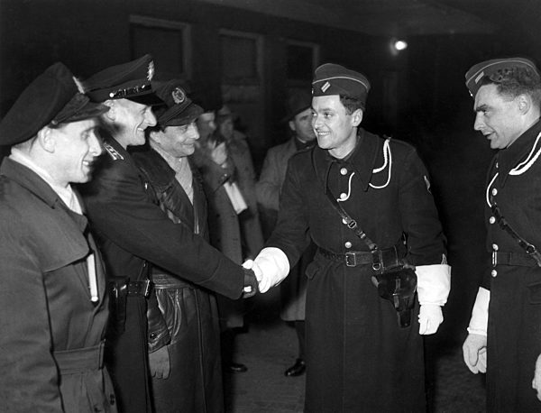 German and French border officials in 1957